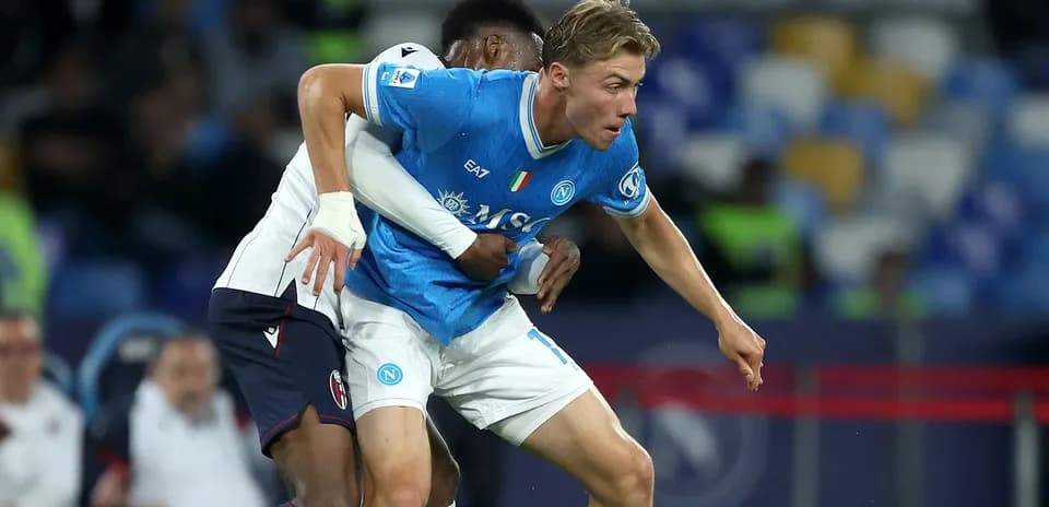 Jugador de Napoli luchando por el balón contra adversario