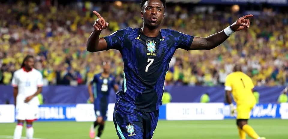 Vinícius Júnior celebrando un gol durante el partido