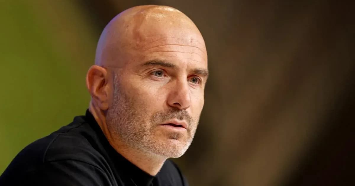 Entrenador hablando durante conferencia de prensa