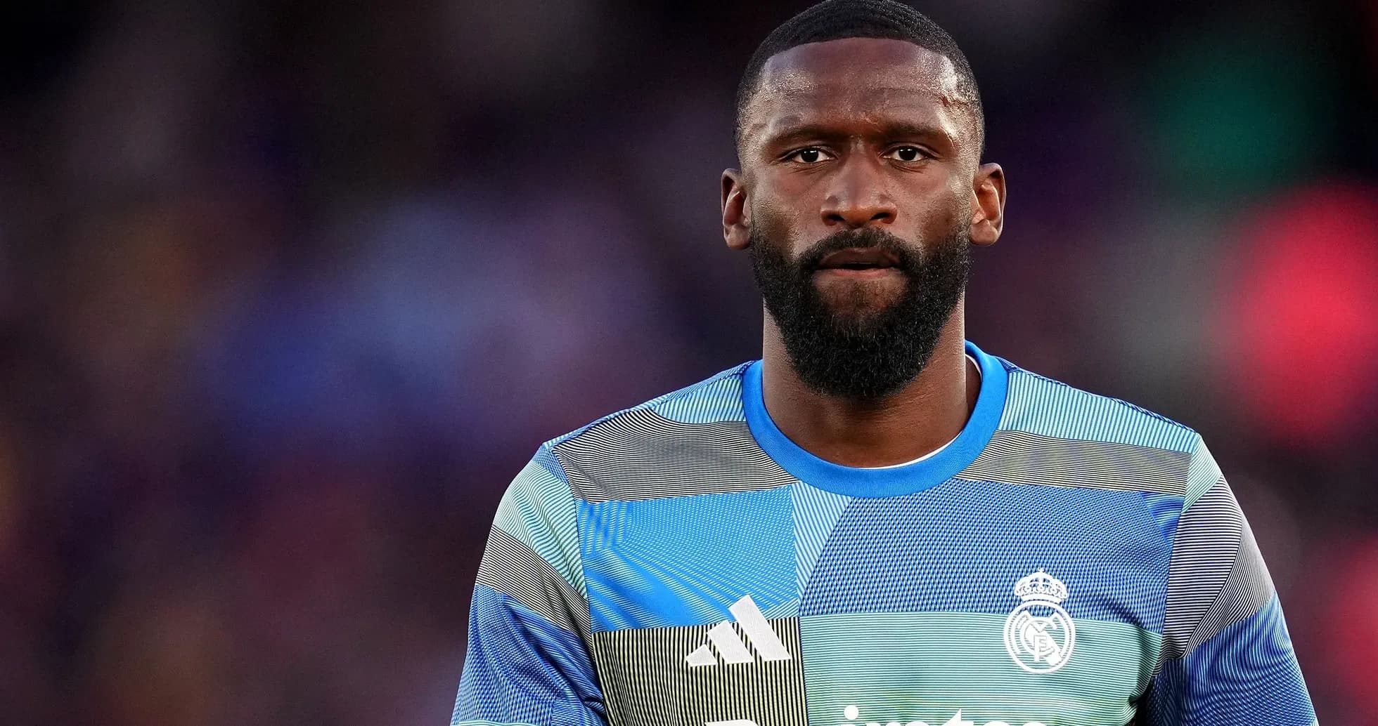 Jugador de Real Madrid con camiseta de calentamiento