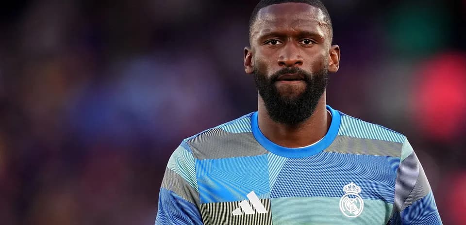 Jugador de Real Madrid con camiseta de calentamiento