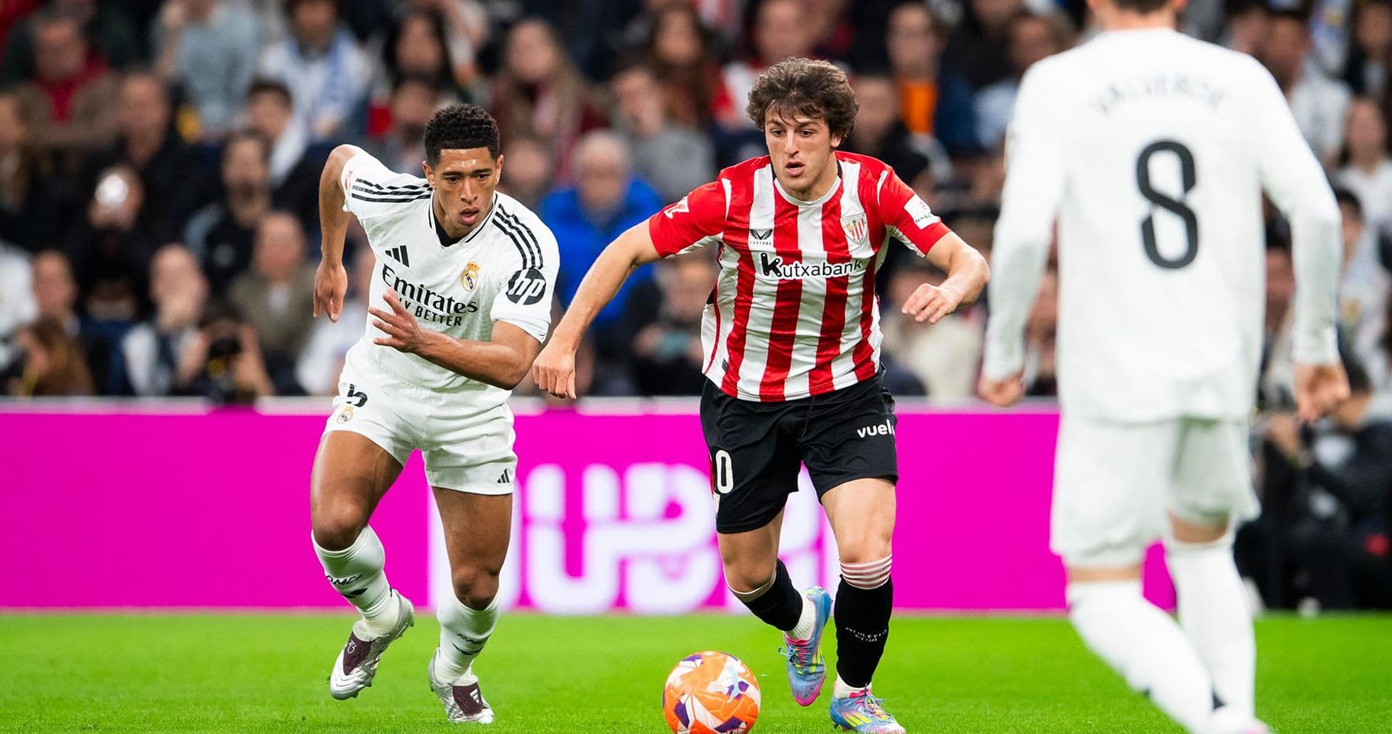 Un jugador de Real Madrid persigue a un rival