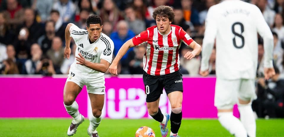 Un jugador de Real Madrid persigue a un rival