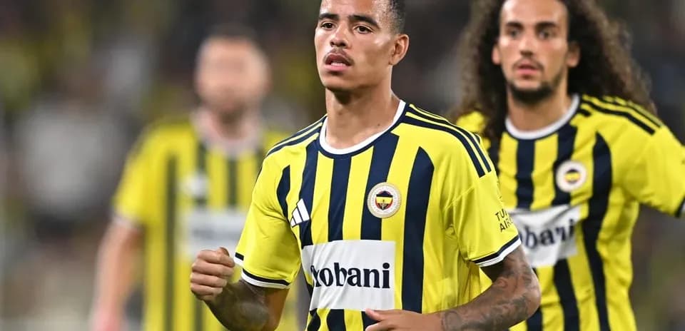 Jugador de Fenerbahçe en partido de fútbol