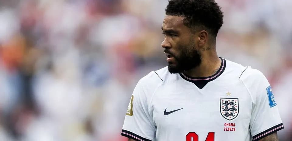 Jugador de Inglaterra con camiseta blanca en el campo