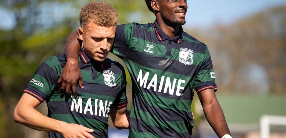 Jugadores de Portland celebrando un momento en el campo