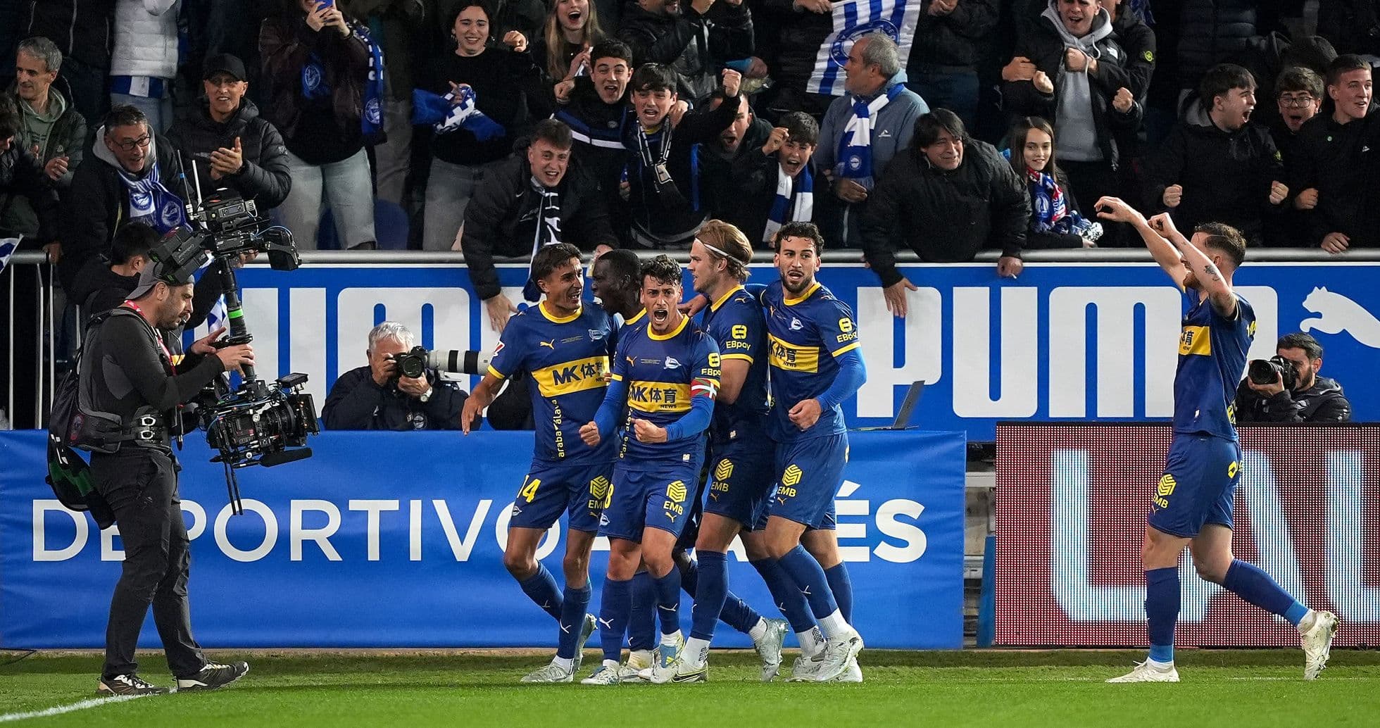 Jugadores de Alavés celebrando un gol