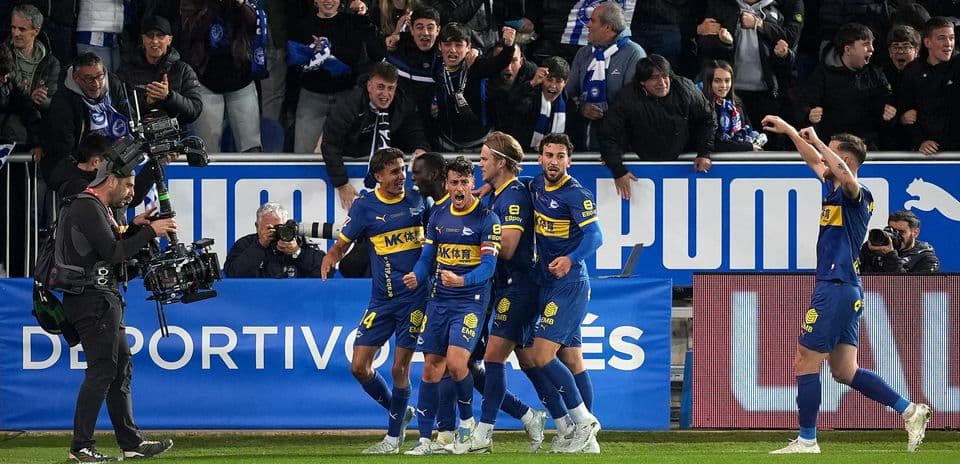 Jugadores de Alavés celebrando un gol