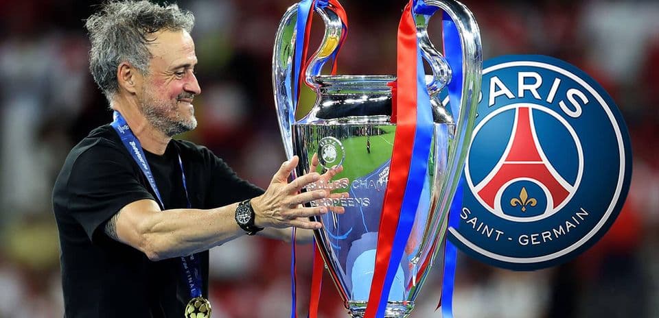 Entrenador celebrando con trofeo de la Champions