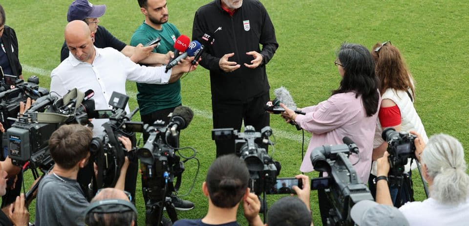Entrenador hablando con periodistas en rueda de prensa
