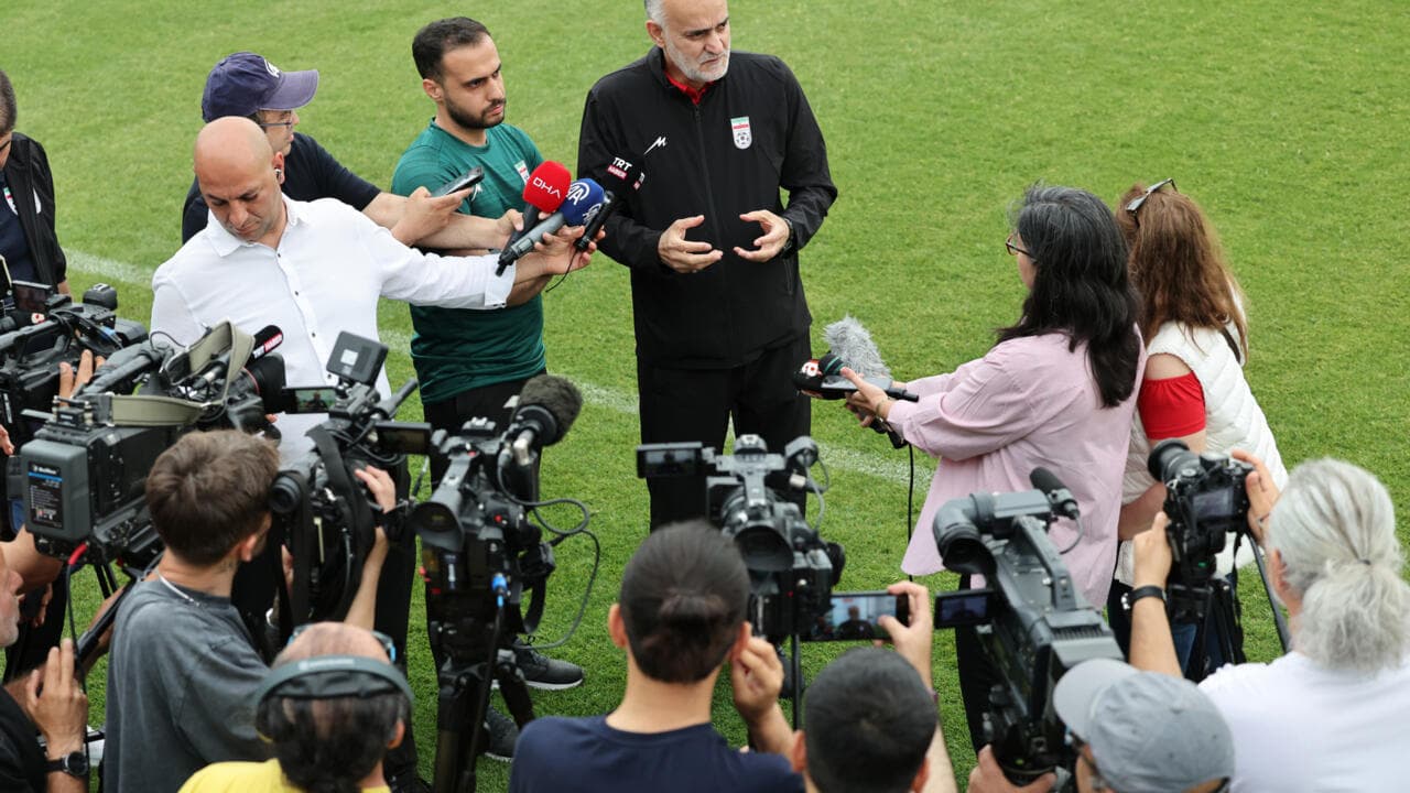 Entrenador hablando con periodistas en rueda de prensa