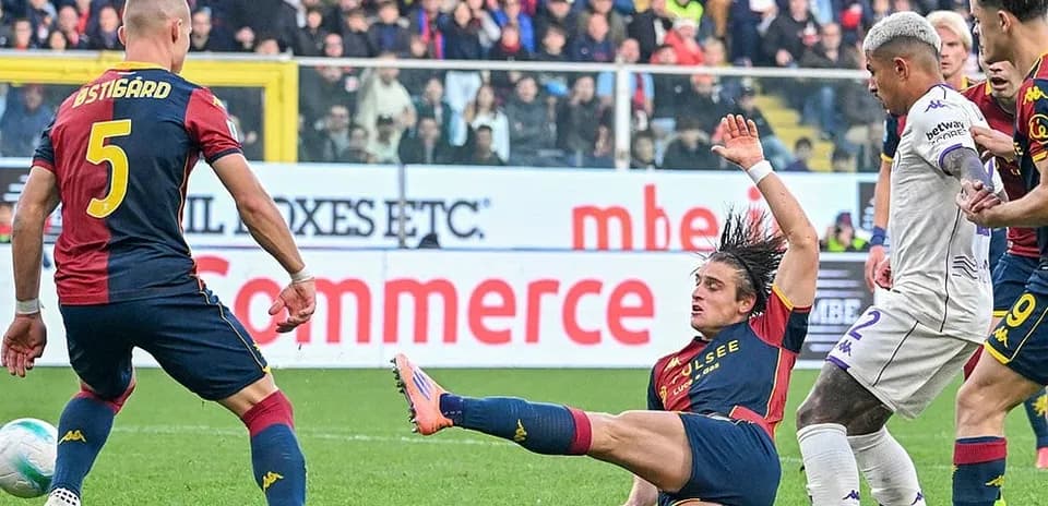 Un jugador cae durante el partido Fiorentina vs Genoa