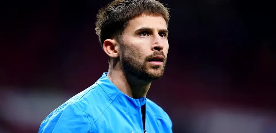 Jugador con camiseta azul en el campo de fútbol