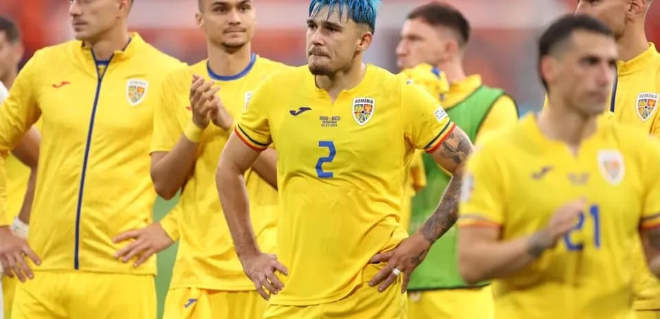 Jugadores de Rumania en la cancha tras el partido