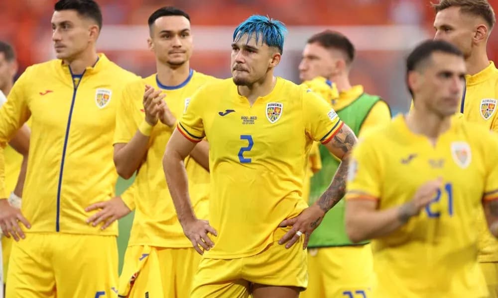 Jugadores de Rumania en la cancha tras el partido