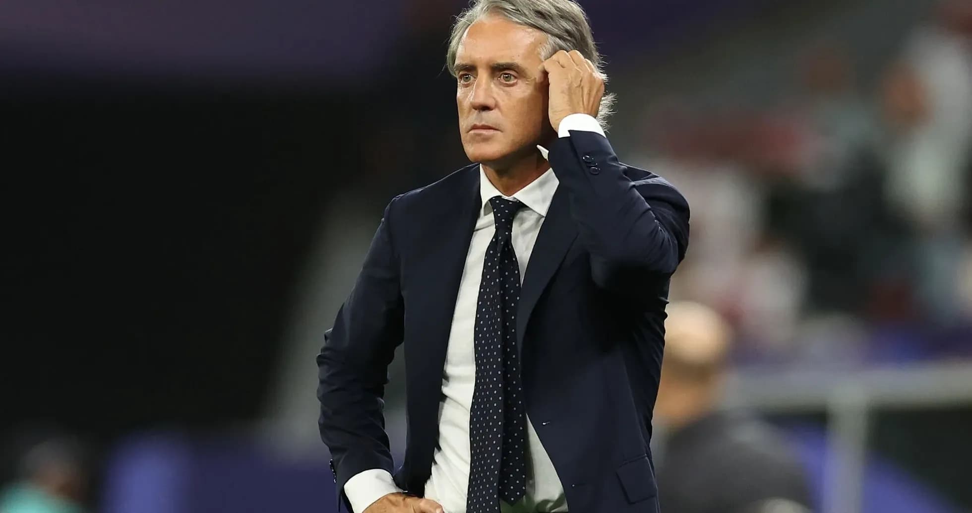 Entrenador observando el juego durante un partido