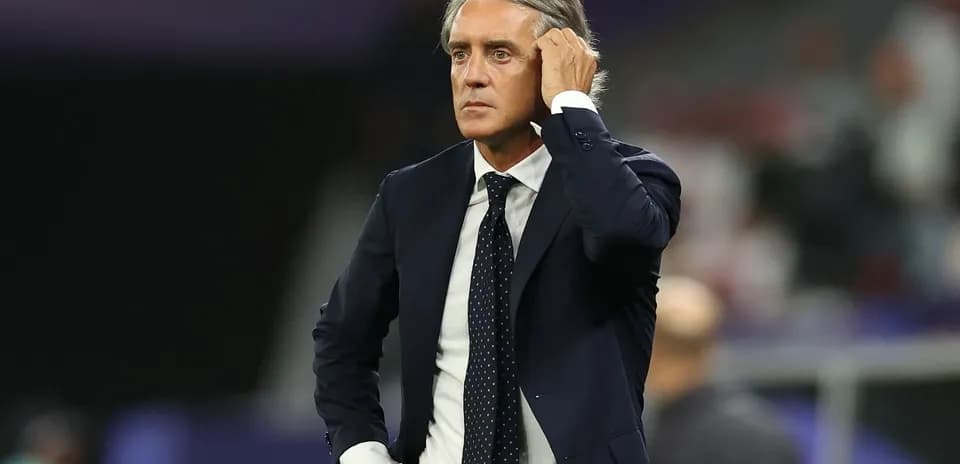 Entrenador observando el juego durante un partido