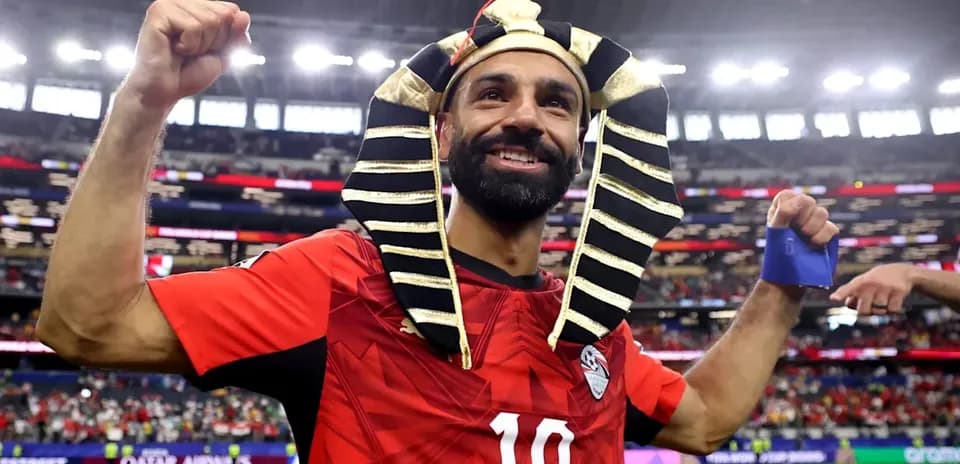 Jugador de Egipto celebrando con un tocado de faraón