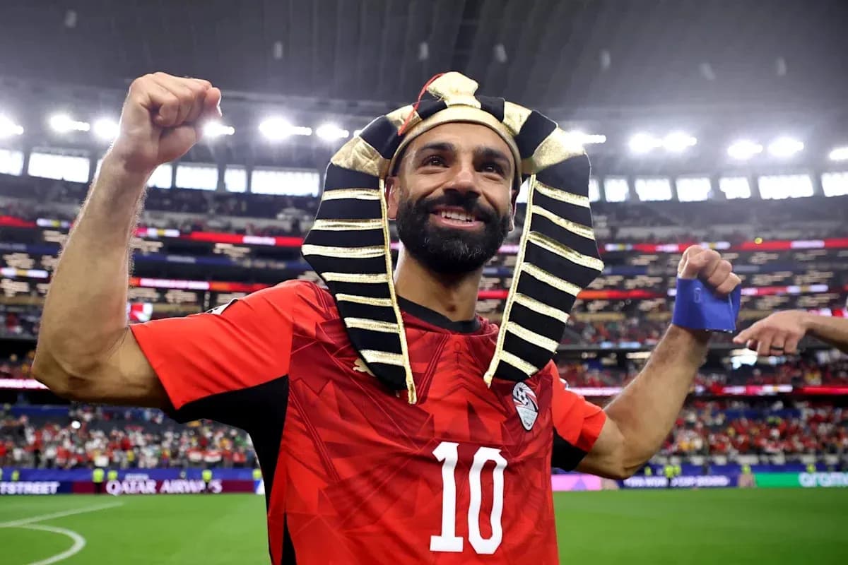 Jugador de Egipto celebrando con un tocado de faraón