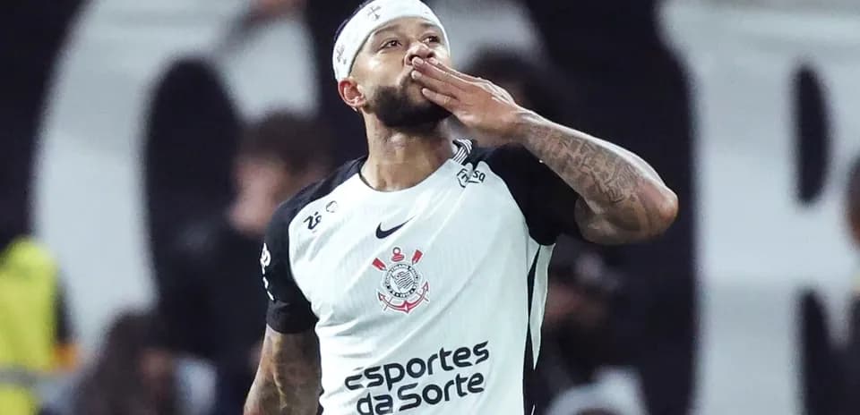 Jugador de Corinthians celebrando un gol con beso