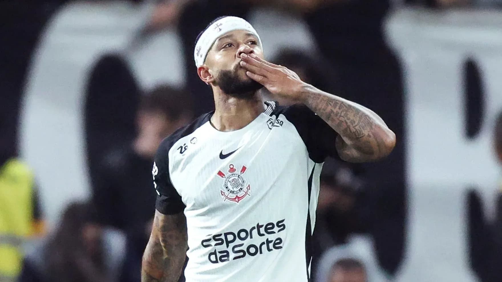 Jugador de Corinthians celebrando un gol con beso