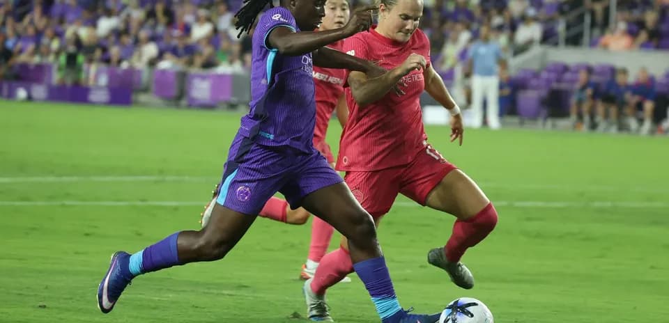 Jugadora de Orlando Pride en acción durante el partido