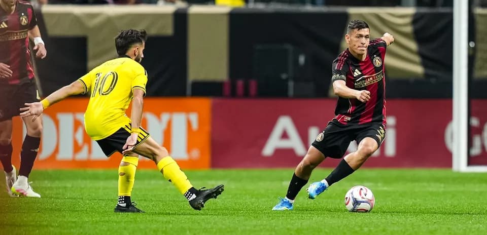 Dos jugadores en acción durante el partido