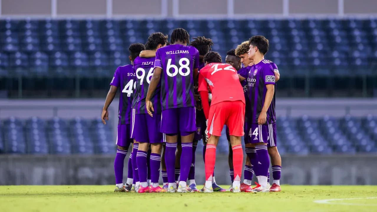Jugadores de Orlando City II en huddle