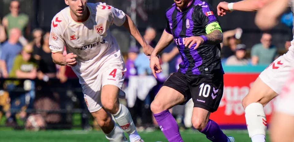 Jugador de Pacific FC driblando en el partido
