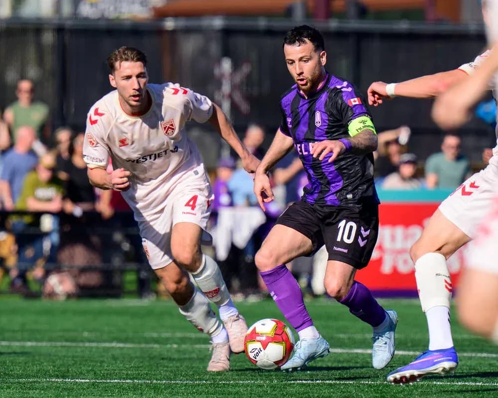 Jugador de Pacific FC driblando en el partido