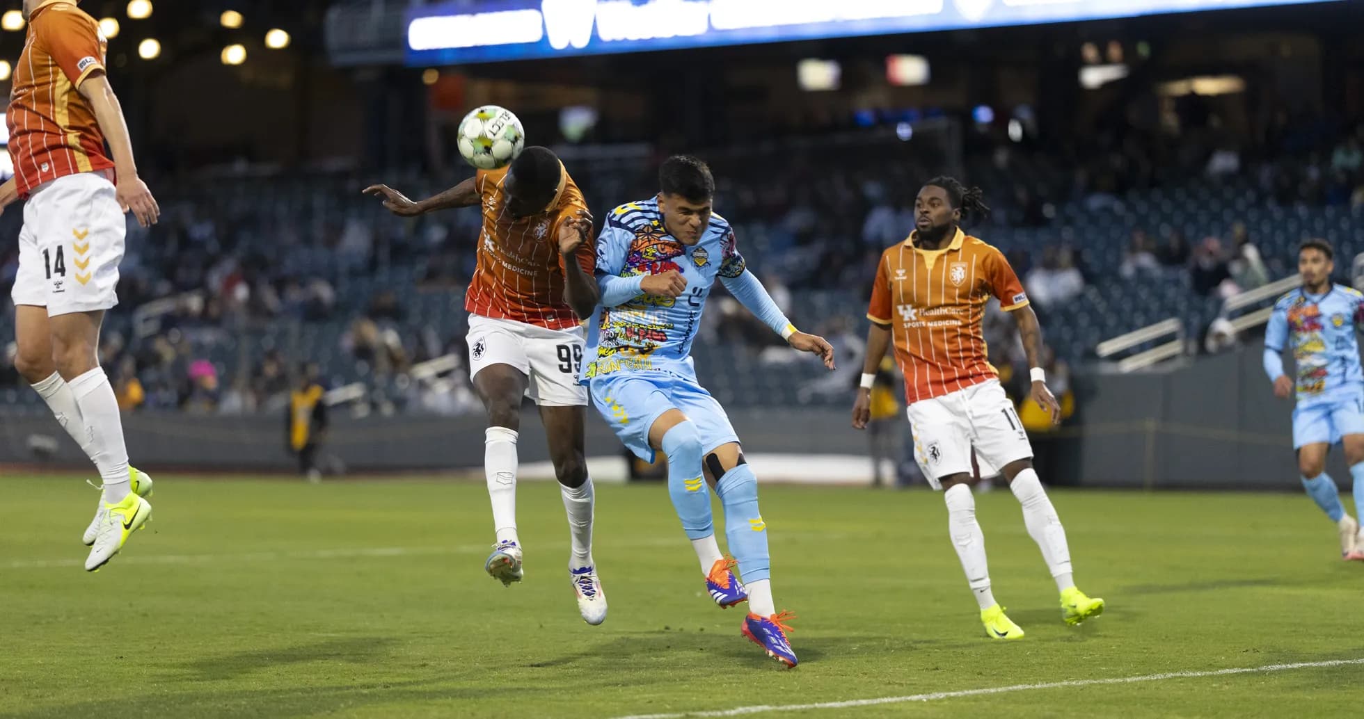 Jugadores de El Paso y Lexington en acción
