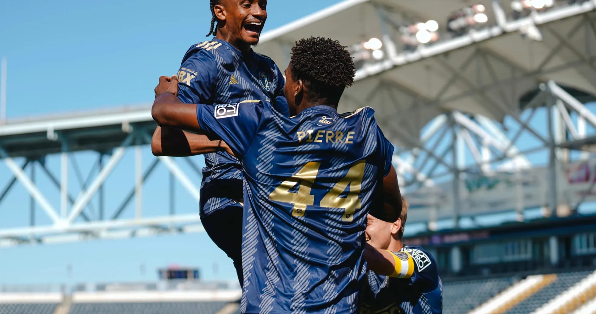 Jugadores celebrando un gol en el partido