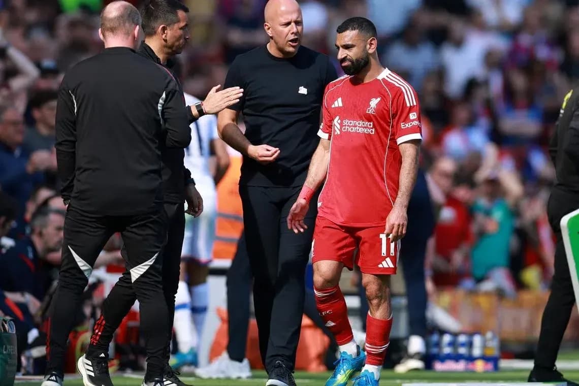 Mohamed Salah leaving the field with coaches