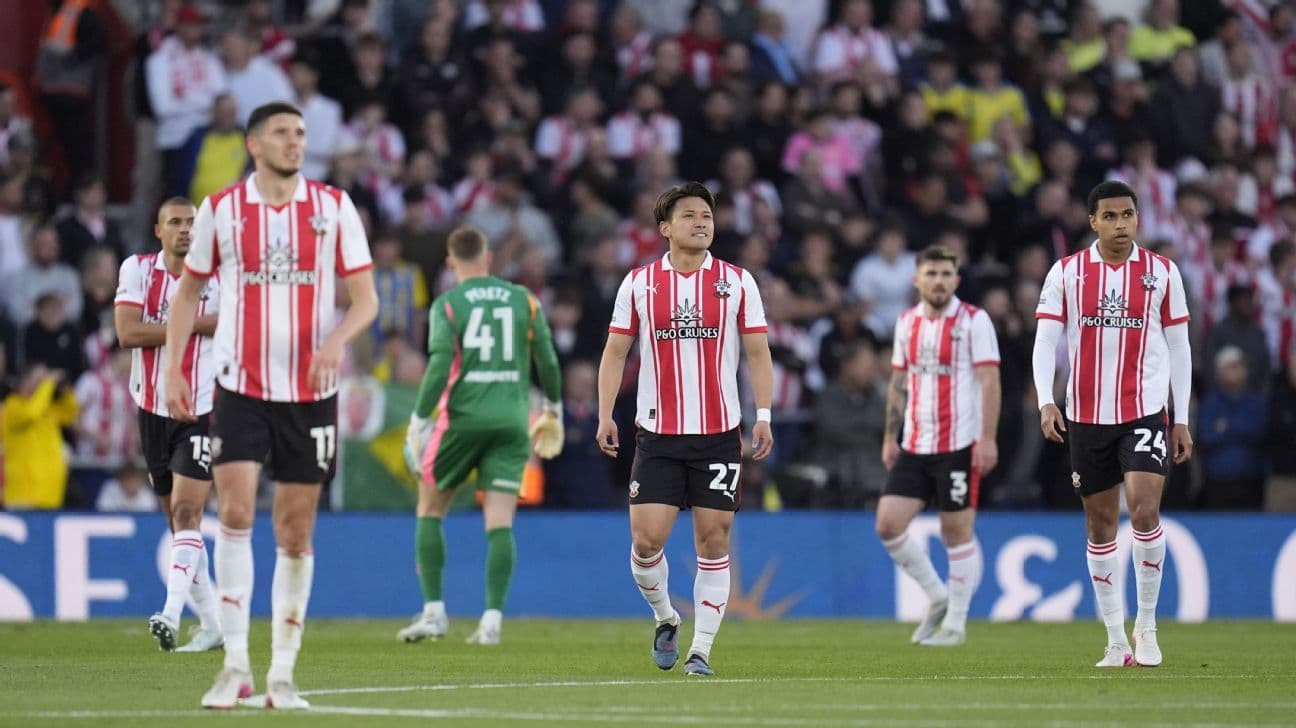 Jugadores de Southampton caminando en el campo