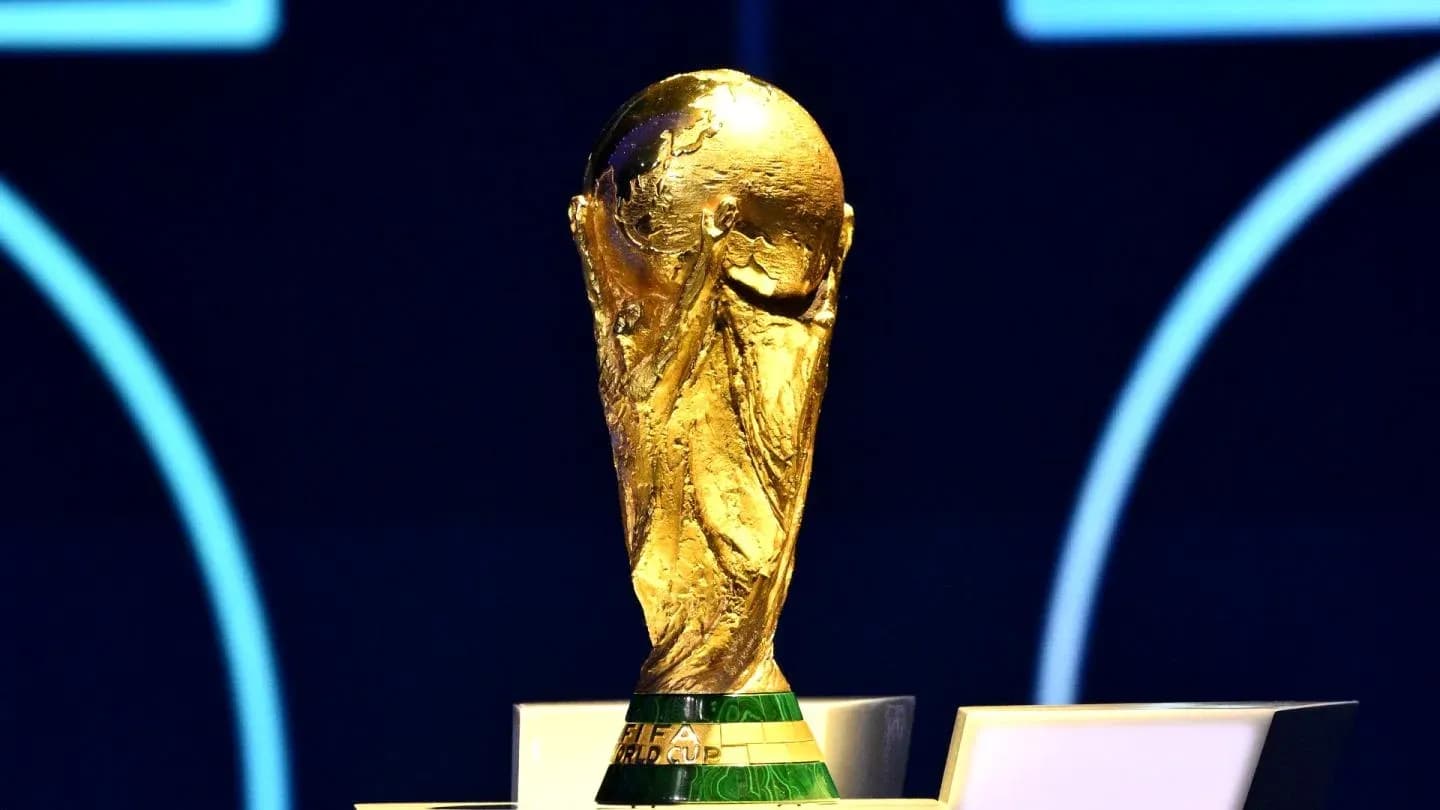 Trofeo de la Copa Mundial de la FIFA en pedestal