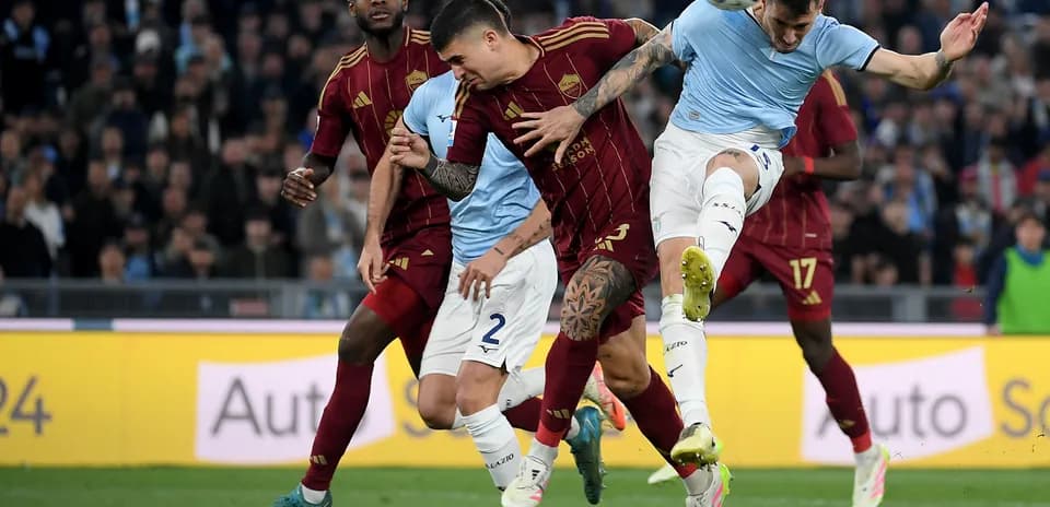 Jugadores de AS Roma y Lazio compiten por el balón