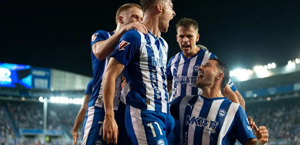 Jugadores de Alavés celebrando un gol