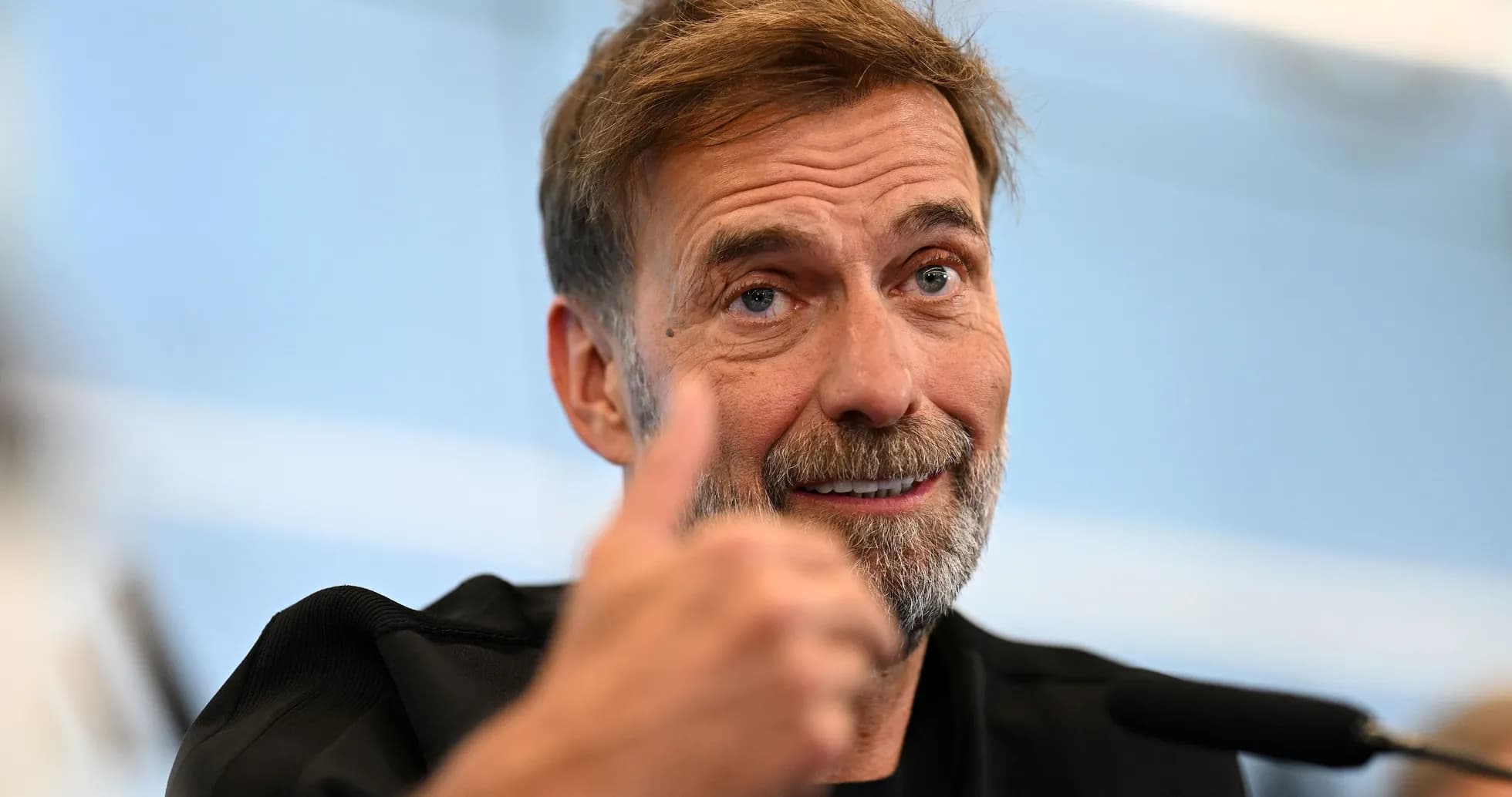Entrenador gesticulando durante una conferencia de prensa