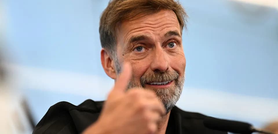 Entrenador gesticulando durante una conferencia de prensa