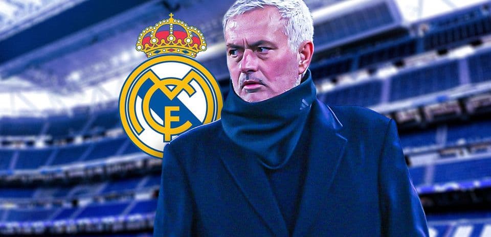 Entrenador de fútbol frente al estadio del Real Madrid
