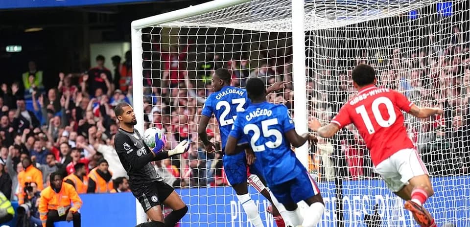 Jugadores de Chelsea defendiendo un tiro a puerta