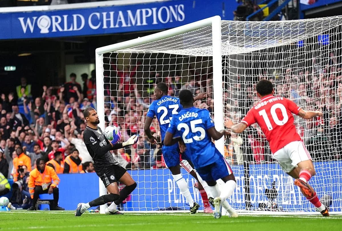 Jugadores de Chelsea defendiendo un tiro a puerta