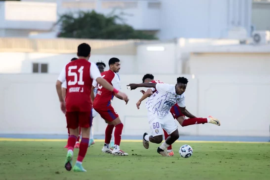 Jugador de Al Ain U23 conduciendo el balón