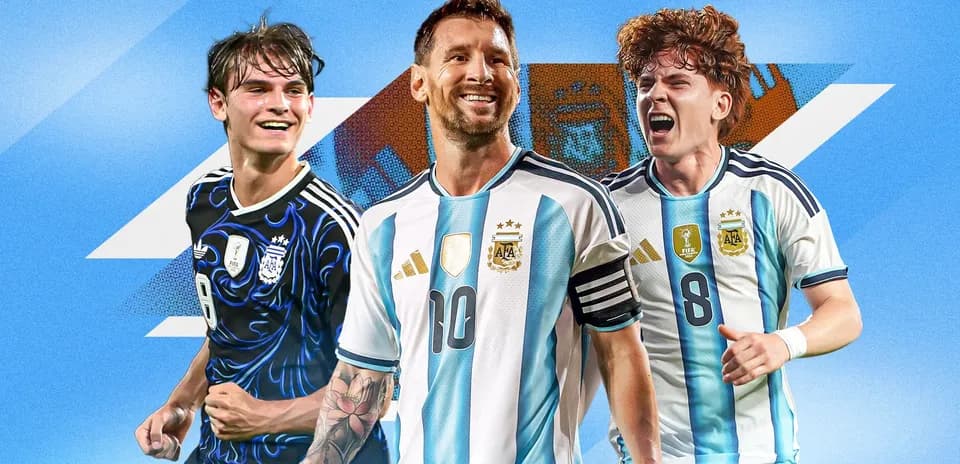 Tres jugadores de Argentina posando en uniforme