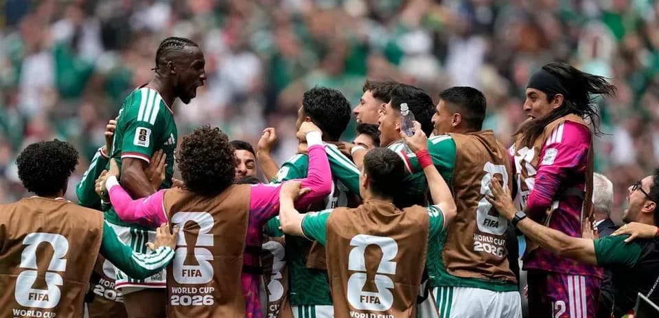 Jugadores de México celebrando un gol