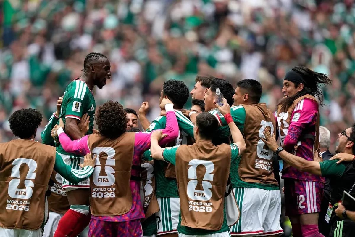 Jugadores de México celebrando un gol