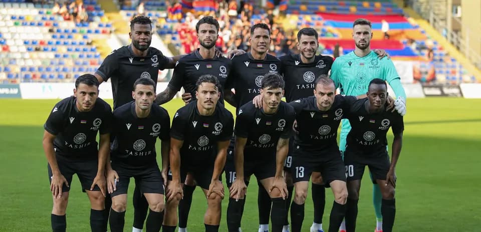 Equipo de Ararat-Armenia posando antes del partido