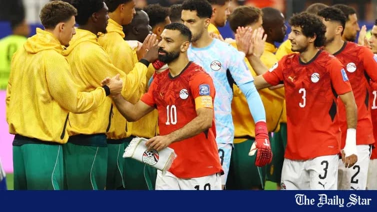 Jugadores de Egipto saludando a sus oponentes