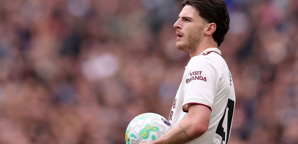 Jugador sosteniendo el balón durante el partido