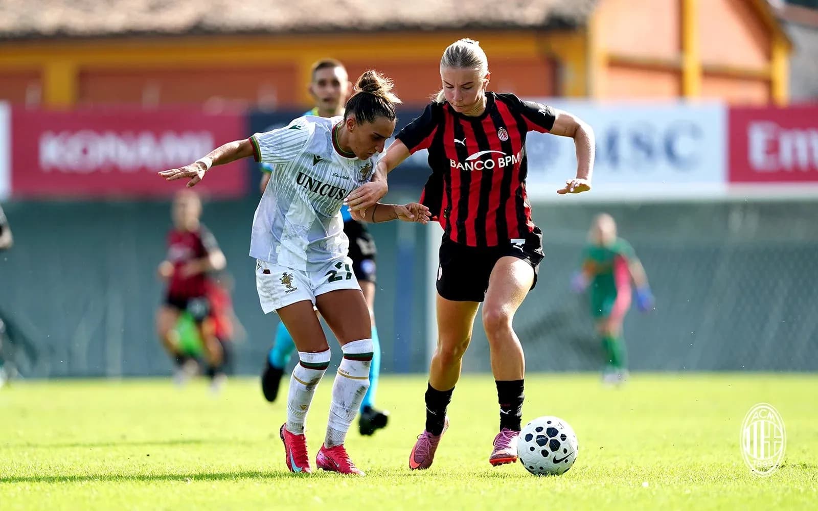 Jugadora de Ternana y AC Milan compiten por el balón